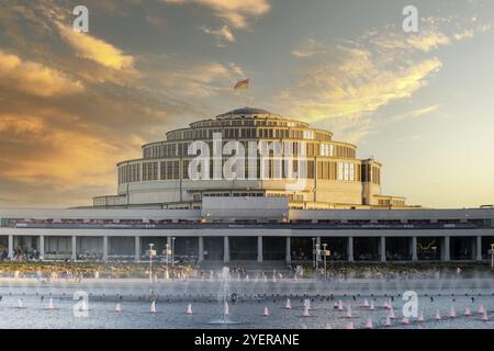 Wroclaw Pologne mai 2023 Fontaine multimédia au Centennial Hall. Site du patrimoine mondial de l'UNESCO pour son architecture unique, le monument du Centennial Hall e Banque D'Images