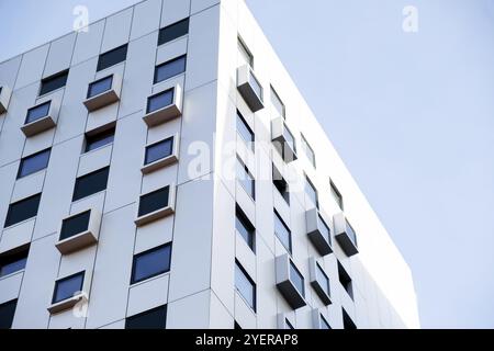 Construction de toiture moderne Maison fenêtres carrées. Arrière-plan de structure abstraite. Motif de texture. Architecture concept minimal. Art visuel conceptuel Banque D'Images