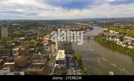 Remorqueur et le centre-ville de Troie NY de Rensselaer Comté le long des berges de la Rivière Hudson Banque D'Images