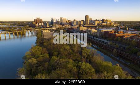 La James River est uniforme et lente sur ce matin dans et autour de Richmond en Virginie Banque D'Images