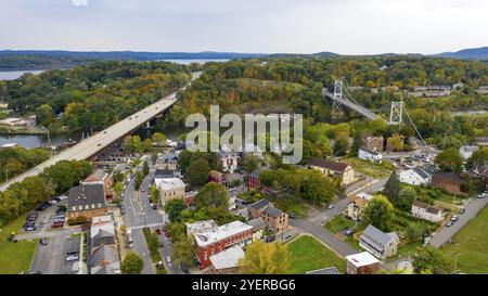 Rondout Creek passe sous les ponts sur le bord de l'eau dans le sud de Kingston, New York USA Banque D'Images