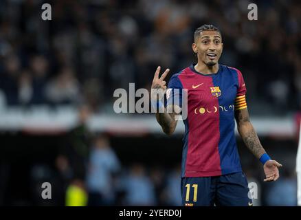 Madrid, 10/26/2024. Journée 11 de la Ligue a joué au stade Santiago Bernabeu entre le Real Madrid et Barcelone. Sur la photo, Raphinha. Photo : Ignacio Gil. ARCHDC. Crédit : album / Archivo ABC / Ignacio Gil Banque D'Images