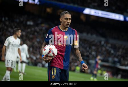 Madrid, 10/26/2024. Journée 11 de la Ligue a joué au stade Santiago Bernabeu entre le Real Madrid et Barcelone. Sur la photo, Raphinha. Photo : Ignacio Gil. ARCHDC. Crédit : album / Archivo ABC / Ignacio Gil Banque D'Images