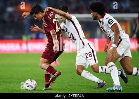 Rome, Italie. 31 octobre 2024. Paulo Dybala, de Roma, se bat pour le ballon avec Samuele Ricci et Valentino Lazaro, de Turin, pendant le championnat italien Banque D'Images