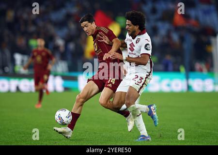 Rome, Italie. 31 octobre 2024. Eldor Shomurodov de Roma se bat pour le ballon avec Valentino Lazaro de Turin lors du championnat italien Serie A footba Banque D'Images