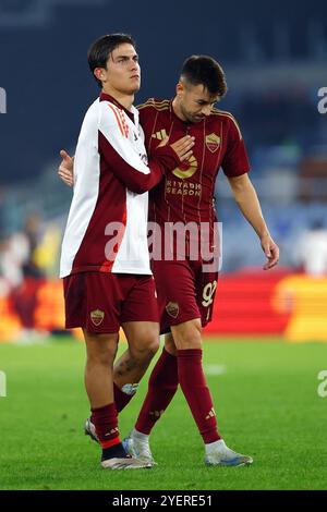 Rome, Italie. 31 octobre 2024. Paulo Dybala et Stephan El Shaarawy de Roma se félicitent mutuellement à la fin du championnat italien Serie A Footb Banque D'Images