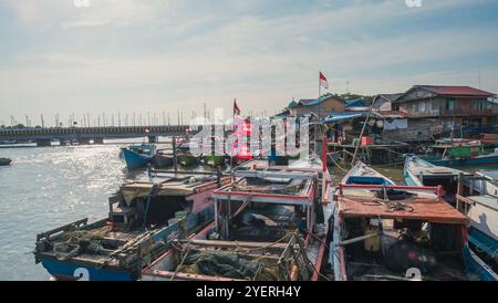 Un groupe de bateaux de pêche a accosté à l'embarcadère du marché de la pêche à la manggar dans la ville de Balikpapan Banque D'Images