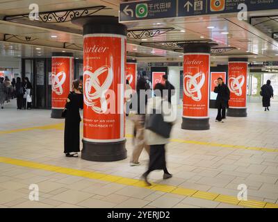 TOKYO, JAPON - 30 octobre 2024 : hall de la station de métro Omotesando avec des piliers annonçant un événement pop-up Cartier. Banque D'Images