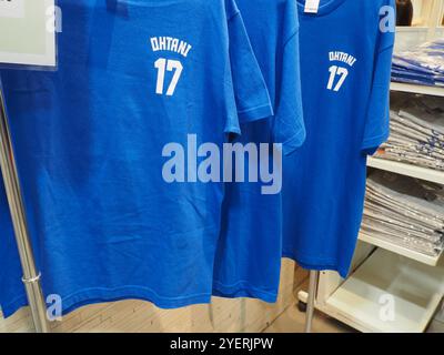 TOKYO, JAPON - 29 octobre 2024 : les T-shirts du joueur de baseball Shohei Ohtani sont exposés dans un magasin éphémère de Tokyo. Banque D'Images