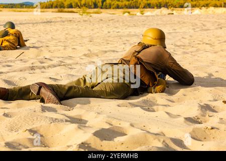 Siège de reconstruction de Tobrouk durind WWII. Un soldat du corps africain allemand combat dans le désert. Désert de Błędów, Silésie, Pologne Banque D'Images