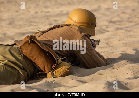 Siège de reconstruction de Tobrouk durind WWII. Un soldat du corps africain allemand combat dans le désert. Désert de Błędów, Silésie, Pologne Banque D'Images