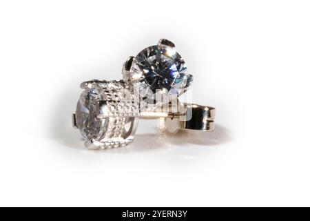 Boucles d'oreilles en diamant. Grandes boucles d'oreilles en diamant, grandes boucles d'oreilles solitaire sur fond blanc. Boucles d'oreilles en diamant à quatre griffes avec poteaux et dos. ROU Banque D'Images
