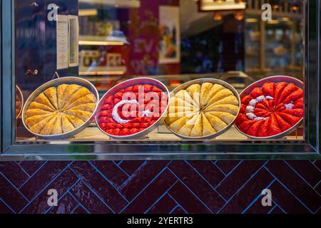 Pâtisseries baklava turques disposées en forme de drapeau turc, couleurs vibrantes de symbole national Banque D'Images