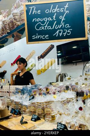 Le plus ancien magasin de nougat de Catalogne au marché Mercat de la Boqueria à Barcelone, en Espagne. Banque D'Images