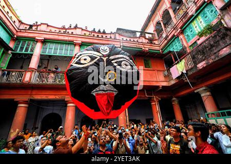 Kolkata, Inde. 31 octobre 2024. Les gens lâchent une lanterne de papier lors de la célébration du festival de Diwali. La Fanush, une montgolfière en papier, fait partie intégrante de la culture du patrimoine de Calcutta Nord, et c'est une vieille tradition de voler Fanush le jour de Kalipujo avant Diwali à Kolkata. (Photo par Avishek Das/SOPA images/SIPA USA) crédit : SIPA USA/Alamy Live News Banque D'Images