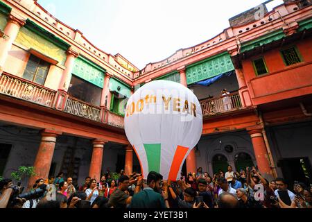 Kolkata, Inde. 31 octobre 2024. Les gens sortent une lanterne en papier datant de la 100e année lors de la célébration du festival de Diwali. La Fanush, une montgolfière en papier, fait partie intégrante de la culture du patrimoine de Calcutta Nord, et c'est une vieille tradition de voler Fanush le jour de Kalipujo avant Diwali à Kolkata. (Photo par Avishek Das/SOPA images/SIPA USA) crédit : SIPA USA/Alamy Live News Banque D'Images