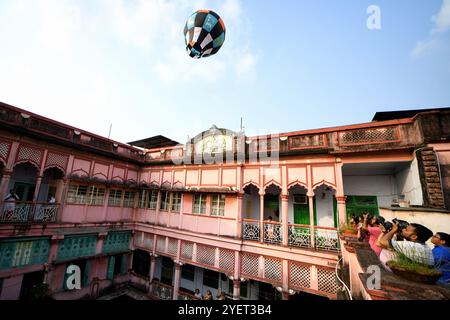 Kolkata, Inde. 31 octobre 2024. Les gens observent une lanterne lâchée lors de la célébration du festival de Diwali. La Fanush, une montgolfière en papier, fait partie intégrante de la culture du patrimoine de Calcutta Nord, et c'est une vieille tradition de voler Fanush le jour de Kalipujo avant Diwali à Kolkata. (Photo par Avishek Das/SOPA images/SIPA USA) crédit : SIPA USA/Alamy Live News Banque D'Images