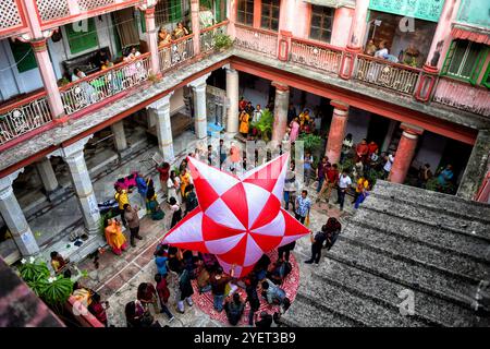 Kolkata, Inde. 31 octobre 2024. Les gens lâchent une lanterne en papier en forme d'étoile lors de la célébration du festival de Diwali. La Fanush, une montgolfière en papier, fait partie intégrante de la culture du patrimoine de Calcutta Nord, et c'est une vieille tradition de voler Fanush le jour de Kalipujo avant Diwali à Kolkata. (Photo par Avishek Das/SOPA images/SIPA USA) crédit : SIPA USA/Alamy Live News Banque D'Images