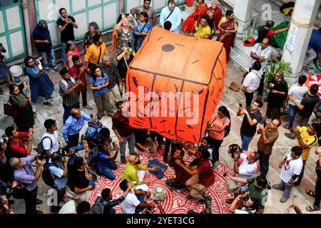 Kolkata, Inde. 31 octobre 2024. Les gens sortent une lanterne en papier avec des dessins d'Halloween lors de la célébration du festival de Diwali. La Fanush, une montgolfière en papier, fait partie intégrante de la culture du patrimoine de Calcutta Nord, et c'est une vieille tradition de voler Fanush le jour de Kalipujo avant Diwali à Kolkata. Crédit : SOPA images Limited/Alamy Live News Banque D'Images