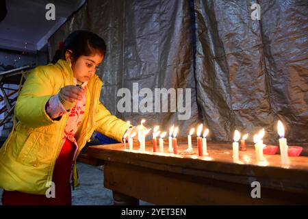 Les célébrations ont lieu à la veille de Diwali, la fête hindoue de la lumière, à Srinagar, dans le Cachemire sous administration indienne, le 7 novembre 2018. Diwali est une fête hindoue célébrée chaque année en automne et qui signifie la défaite des ténèbres et du mal. Les familles visitent un temple hindou pour réciter des prières et allumer des bougies, et elles achètent également des pétards, des lampes et des bonbons. Diwali célèbre le retour du Dieu hindou Rama dans son Royaume Ayodhya après 14 ans d'exil. L'hindouisme est la deuxième plus grande religion du Cachemire administré par l'Inde après l'islam Banque D'Images