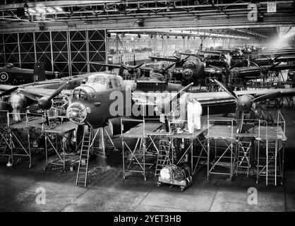 La ligne de production d'Avro Lancaster, alias Lancaster Bomber, était un bombardier lourd britannique de la seconde Guerre mondiale adopté par le Royal Air Force Bomber Command. Il a été mis en service pour la première fois en 1942 et comme l'offensive de bombardement stratégique au-dessus de l'Europe a pris de l'ampleur, il a été le principal avion pour les campagnes de bombardements nocturnes qui ont suivi. Banque D'Images