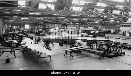 Ligne de production en usine du de Havilland DH.98 Mosquito's, un avion de combat bimoteur britannique multirôle, introduit pendant la seconde Guerre mondiale. Inhabituel en ce que sa cellule a été construite principalement en bois et surnommée la «merveille en bois», ou «Mossie». Conçu à l'origine comme un bombardier rapide non armé, l'utilisation du Mosquito a évolué pendant la guerre dans de nombreux rôles, y compris bombardier tactique diurne à moyenne altitude, bombardier nocturne à haute altitude, pathfinder, chasseur diurne ou nocturne, chasseur-bombardier, intrus, attaque maritime et avion de reconnaissance photographique. Banque D'Images