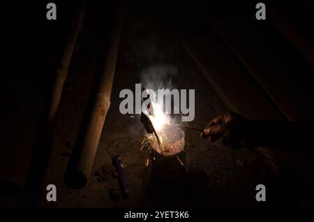 Les célébrations ont lieu à la veille de Diwali, la fête hindoue de la lumière, à Srinagar, dans le Cachemire sous administration indienne, le 7 novembre 2018. Diwali est une fête hindoue célébrée chaque année en automne et qui signifie la défaite des ténèbres et du mal. Les familles visitent un temple hindou pour réciter des prières et allumer des bougies, et elles achètent également des pétards, des lampes et des bonbons. Diwali célèbre le retour du Dieu hindou Rama dans son Royaume Ayodhya après 14 ans d'exil. L'hindouisme est la deuxième plus grande religion du Cachemire administré par l'Inde après l'islam Banque D'Images