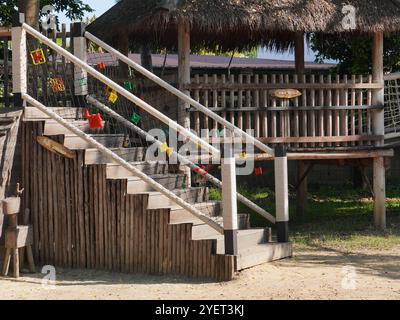 Aire de jeux du parc d'été avec balançoires, toboggans et équipement d'escalade. Équipement de jeu en bois moderne pour parc d'attractions pour enfants. Banque D'Images