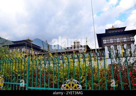 Vue partielle du Palais du Roi, également connu sous le nom de Palais Dechencholing, construit en 1953, situé à Thimphu, Bhoutan Banque D'Images