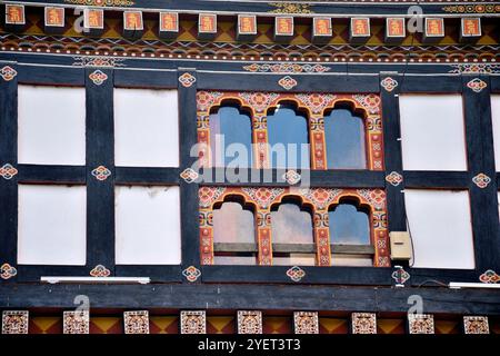 Vue partielle du Palais du Roi, également connu sous le nom de Palais Dechencholing, construit en 1953, situé à Thimphu, Bhoutan Banque D'Images