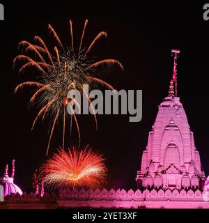 Londres, Royaume-Uni. 31 octobre 2024. Les festivités se terminent par des feux d'artifice, vus ici avec le temple vibramment illuminé au premier plan. Diwali, la fête hindoue des lumières, est célébrée au BAPS Shri Swaminarayan Mandir, populairement connu sous le nom de temple de Neasden, avec un festival gratuit de cérémonies traditionnelles, de culte et d'activités familiales. Le beau temple traditionnel hindou en pierre est l'un des plus grands construits en dehors de l'Inde. Crédit : Imageplotter/Alamy Live News Banque D'Images