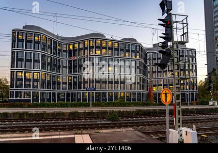 Der Firmensitz des Logistikdienstleister DB Schenker AG, an der Kruppstrasse, Am Hauptbahnhof von Essen, NRW, Deutschland, Schenker AG *** le siège du prestataire de services logistiques DB Schenker AG, sur Kruppstrasse, à la gare principale d'Essen, NRW, Allemagne, Schenker AG Banque D'Images