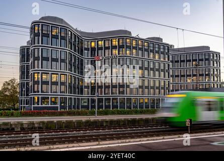 Der Firmensitz des Logistikdienstleister DB Schenker AG, an der Kruppstrasse, Am Hauptbahnhof von Essen, NRW, Deutschland, Schenker AG *** le siège du prestataire de services logistiques DB Schenker AG, sur Kruppstrasse, à la gare principale d'Essen, NRW, Allemagne, Schenker AG Banque D'Images