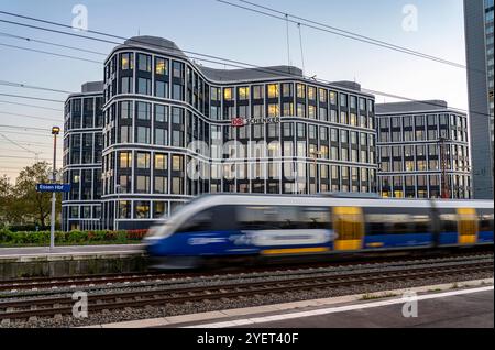 Der Firmensitz des Logistikdienstleister DB Schenker AG, an der Kruppstrasse, Am Hauptbahnhof von Essen, NRW, Deutschland, Schenker AG *** le siège du prestataire de services logistiques DB Schenker AG, sur Kruppstrasse, à la gare principale d'Essen, NRW, Allemagne, Schenker AG Banque D'Images