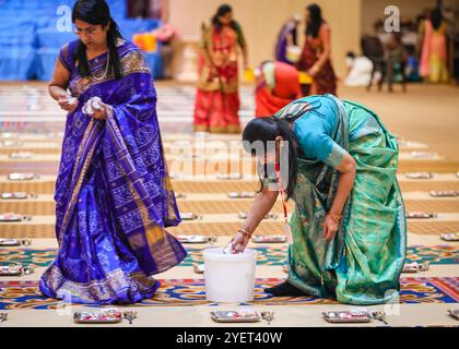 Londres, Royaume-Uni. 31 octobre 2024. Des volontaires préparent la cérémonie de Sharda Pujan. Également connue sous le nom de « Chopda Pujan », la cérémonie implique la bénédiction de nouveaux livres de comptes et la prière pour le succès et le bonheur dans l'année à venir. Diwali, la fête hindoue des lumières, est célébrée au Shri Swaminarayan Mandir, populairement connu sous le nom de temple de Neasden, avec un festival gratuit de cérémonies traditionnelles, de culte et d'activités familiales. Le temple traditionnel hindou en pierre est l'un des plus grands construits en dehors de l'Inde. Crédit : Imageplotter/Alamy Live News Banque D'Images