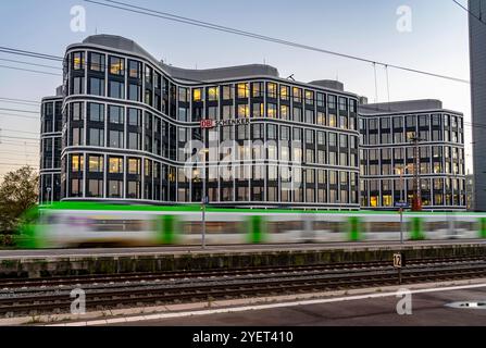 Der Firmensitz des Logistikdienstleister DB Schenker AG, an der Kruppstrasse, Am Hauptbahnhof von Essen, NRW, Deutschland, Schenker AG *** le siège du prestataire de services logistiques DB Schenker AG, sur Kruppstrasse, à la gare principale d'Essen, NRW, Allemagne, Schenker AG Banque D'Images