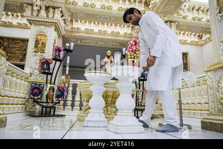 Londres, Royaume-Uni. 31 octobre 2024. Diwali, la fête hindoue des lumières, est célébrée au Shri Swaminarayan Mandir, populairement connu sous le nom de temple de Neasden, avec un festival gratuit de cérémonies traditionnelles, de culte, d'activités familiales, de nourriture, d'étals et d'un feu d'artifice. Le beau temple traditionnel hindou en pierre est l'un des plus grands construits en dehors de l'Inde. Crédit : Imageplotter/Alamy Live News Banque D'Images