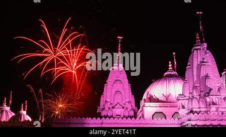 Londres, Royaume-Uni. 31 octobre 2024. Les festivités se terminent par des feux d'artifice, vus ici avec le temple vibramment illuminé au premier plan. Diwali, la fête hindoue des lumières, est célébrée au BAPS Shri Swaminarayan Mandir, populairement connu sous le nom de temple de Neasden, avec un festival gratuit de cérémonies traditionnelles, de culte et d'activités familiales. Le beau temple traditionnel hindou en pierre est l'un des plus grands construits en dehors de l'Inde. Crédit : Imageplotter/Alamy Live News Banque D'Images