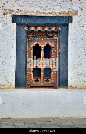 Vue partielle du Palais du Roi, également connu sous le nom de Palais Dechencholing, construit en 1953, situé à Thimphu, Bhoutan Banque D'Images