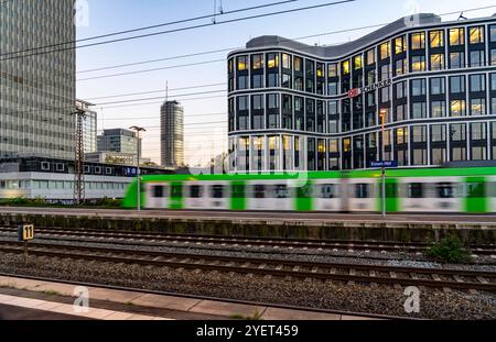 Der Firmensitz des Logistikdienstleister DB Schenker AG, an der Kruppstrasse, Am Hauptbahnhof von Essen, Skyline, NRW, Deutschland, Schenker AG *** le siège du prestataire de services logistiques DB Schenker AG, sur Kruppstrasse, à la gare principale d'ESSENS, Skyline, NRW, Allemagne, Schenker AG Banque D'Images