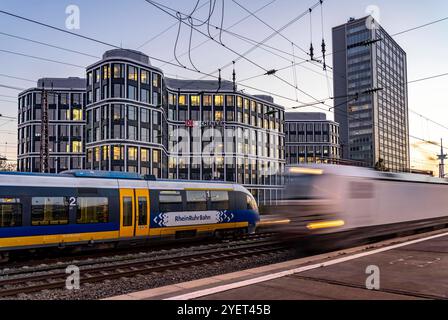 Der Firmensitz des Logistikdienstleister DB Schenker AG, an der Kruppstrasse, Am Hauptbahnhof von Essen, NRW, Deutschland, Schenker AG *** le siège du prestataire de services logistiques DB Schenker AG, sur Kruppstrasse, à la gare principale d'Essen, NRW, Allemagne, Schenker AG Banque D'Images