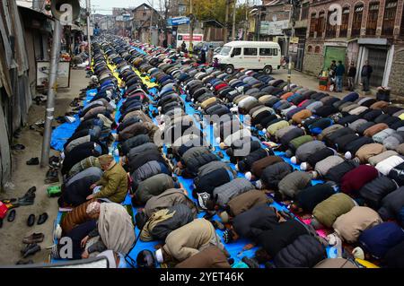 Les fidèles musulmans du Cachemire offrent des prières à l'extérieur du sanctuaire de saint Naqashband Sahib soufi dans la région de Khawajabazar à Srinagar, au Cachemire sous administration indienne, le 12 novembre 2018. Des milliers de dévots s'étaient rassemblés au sanctuaire pour offrir des prières spéciales et des supplications pour l'anniversaire de la naissance du saint Soufi Naqashband Sahib Banque D'Images