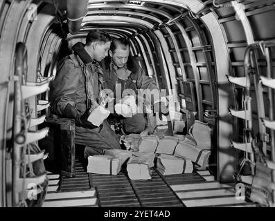 Équipage de l'air se préparant à un largage de tracts, ou raid, dans le fuselage d'un Armstrong Whitworth A.W.38 Whitleys, un bombardier moyen britannique des années 1930 en service dans la Royal Air Force (RAF) au début de la seconde Guerre mondiale. Après le déclenchement de la guerre en septembre 1939, le Whitley participe au premier raid de bombardement de la RAF sur le territoire allemand et reste une partie intégrante de l'offensive des bombardiers britanniques. Banque D'Images