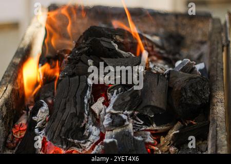 Brûler du charbon dans le barbecue. Gros plan. Banque D'Images