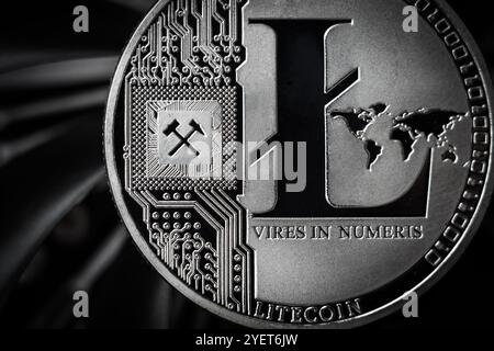 Vue de dessus de la pièce litecoin reposant sur les pales tournantes du ventilateur. Litecoin pièce sur fond sombre. Nouveau concept d'argent virtuel Banque D'Images