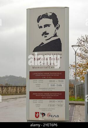 Smiljan, Croatie - 24 octobre 2024 : Tour d'information touristique à l'entrée du Nikola Tesla Memorial Centre. Banque D'Images