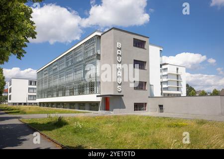 Dessau, ALLEMAGNE - 23 juin 2024 : le bâtiment scolaire Bauhaus à Dessau. Il a été conçu par Walter Gropius en 1925 et est classé au patrimoine mondial de l'UNESCO Banque D'Images