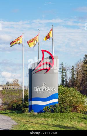 Signe de bienvenue dans la province du Nouveau-Brunswick à la frontière du Québec et du Nouveau-Brunswick. Banque D'Images