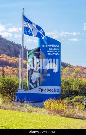 Signe de bienvenue dans la province de Québec à la frontière du québec et du Nouveau-Brunswick. Banque D'Images