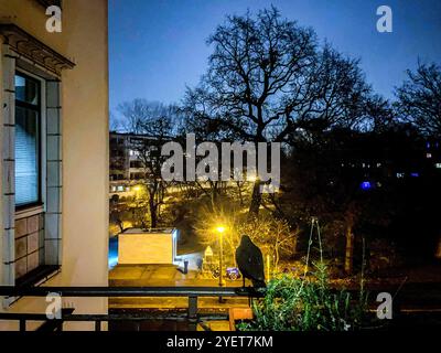 Vue depuis Plattenbau Apartment Building Berlin, Allemagne. Vue de nuit depuis un immeuble d'appartements Plattenbau basé à Friedrichshain près de la station de U-Bahn Weberwiese. Berlin-Friedrichshain Weberwiese Berlin Allemagne Copyright : xGuidoxKoppesxPhotox Banque D'Images